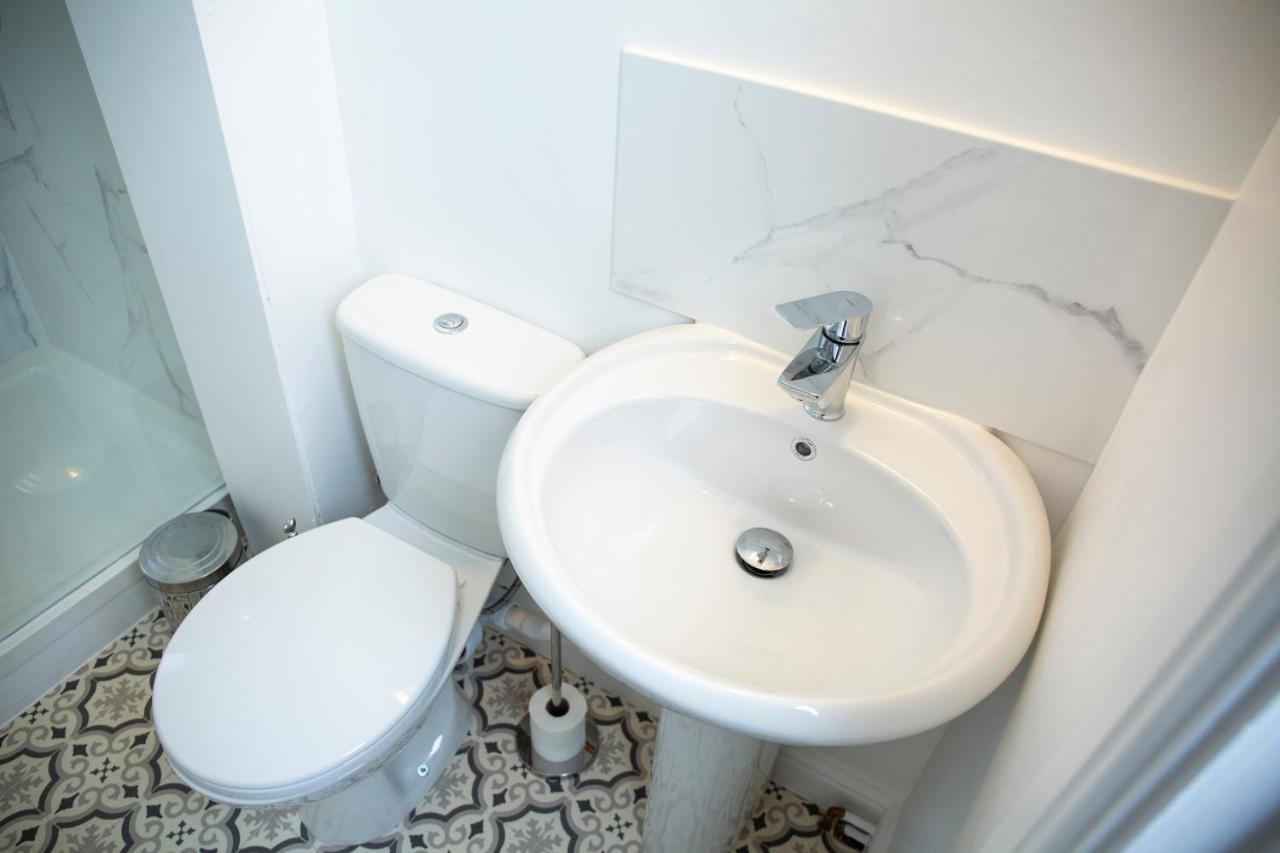 Modern Townhouse Apartment With Free Parking And Wifi 스트렛포드-어폰-에이본 외부 사진